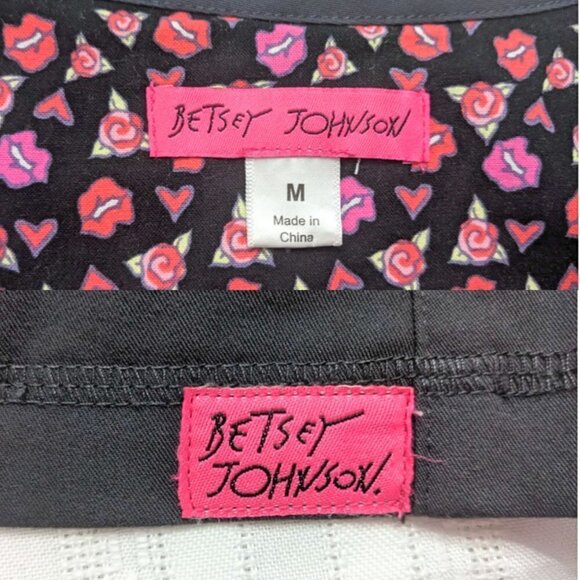 BETSEY JOHNSON Gray Ruched Short Sleeve Scrubs Shirt Keyhole w/Charm Size M - Picture 4 of 5